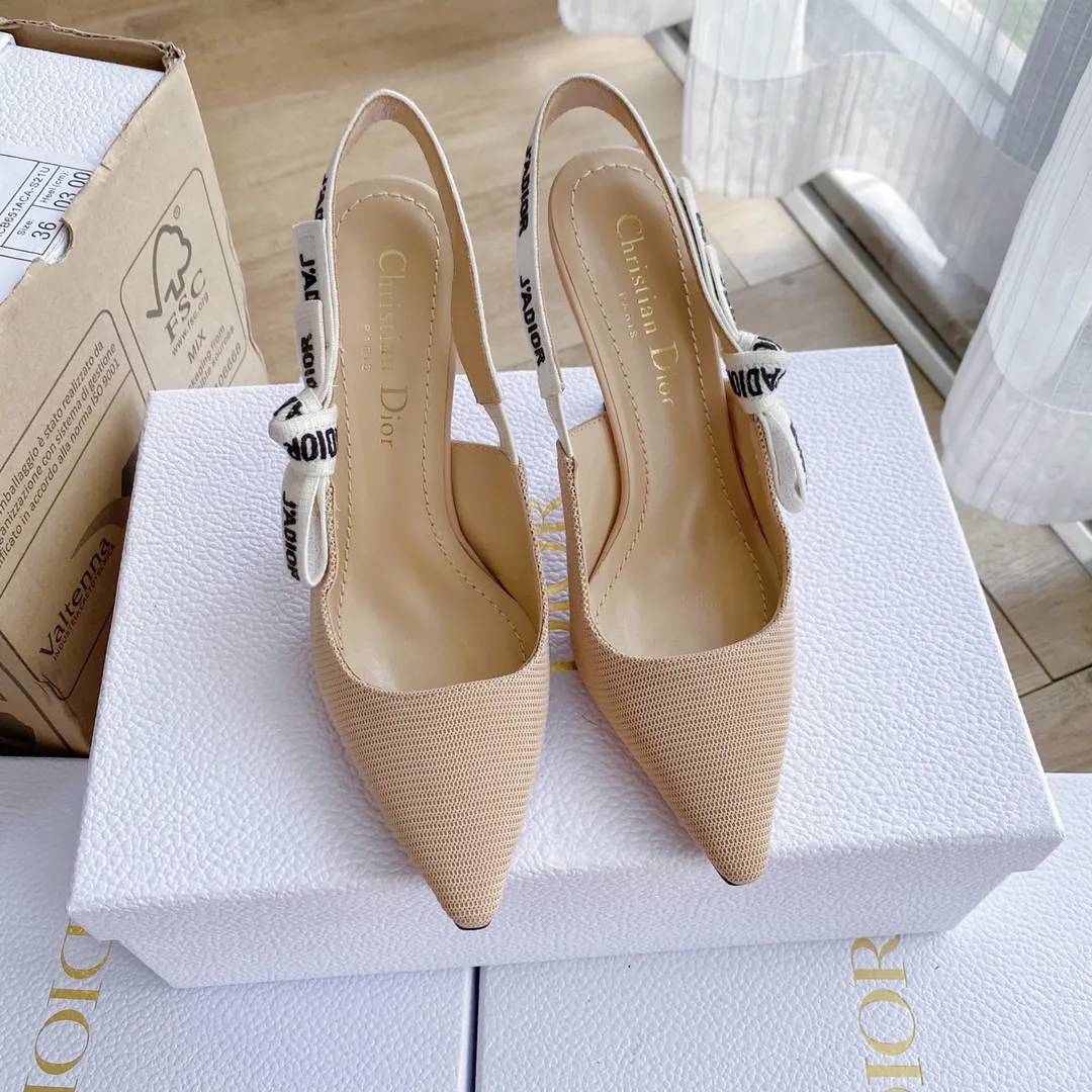 👟👟Ex-factory price 440👟👟 Developed one-to-one from the original version, 👠👠✨ ✨Dior’s popular sandals are new🔥 🔥 The same style as the most popular internet celebrities and celebrities of the year💁 💁. Imported fabric, lining and feet are made of calfskin lining🐑. Original molded heel, heel height 10Cm 6.5cm💘 Original molded metal outsole with five-pointed star LOGO mark✨. Original bow, 💅 Italian leather outsole. 👄💋 Full set of packaging (bags, cards, invoices, one-to-one wrapping paper) 34 40 41 customized